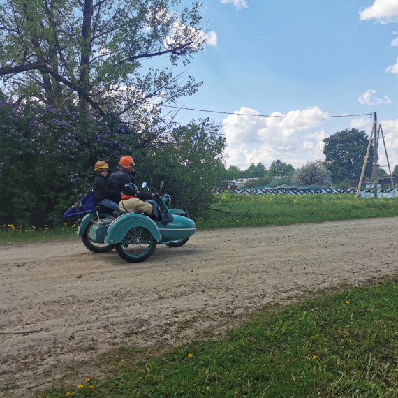 Retro motociklu entuziasti atklāj sezonu un viesojas Ķeipenes kinostacijā