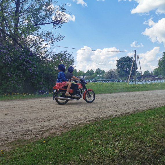 Retro motociklu entuziasti atklāj sezonu un viesojas Ķeipenes kinostacijā