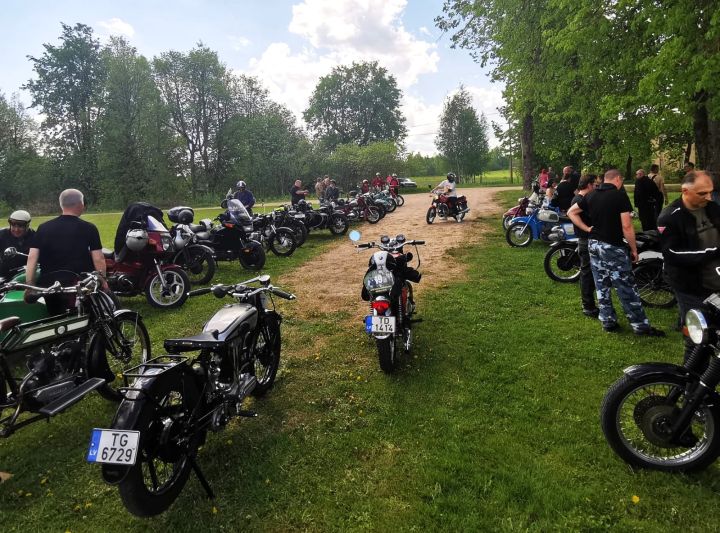 Retro motociklu entuziasti atklāj sezonu un viesojas Ķeipenes kinostacijā