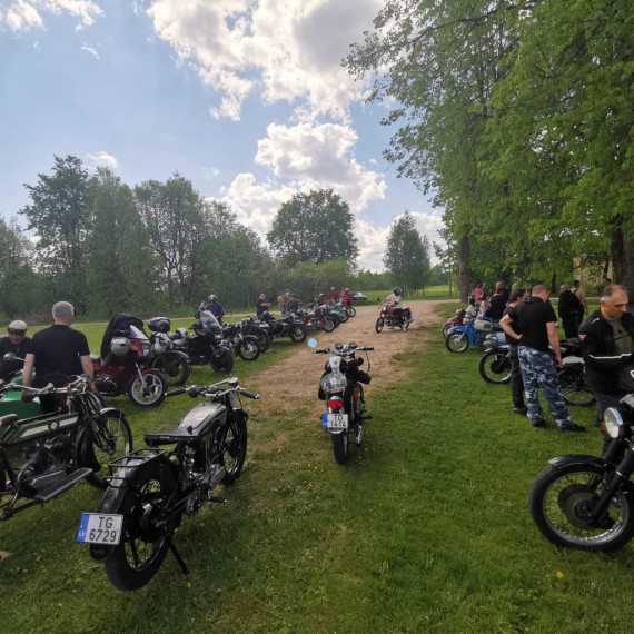 Retro motociklu entuziasti atklāj sezonu un viesojas Ķeipenes kinostacijā
