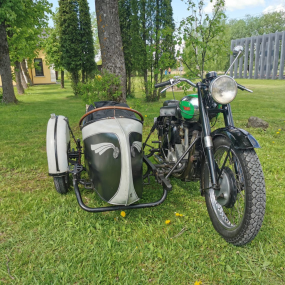 Retro motociklu entuziasti atklāj sezonu un viesojas Ķeipenes kinostacijā