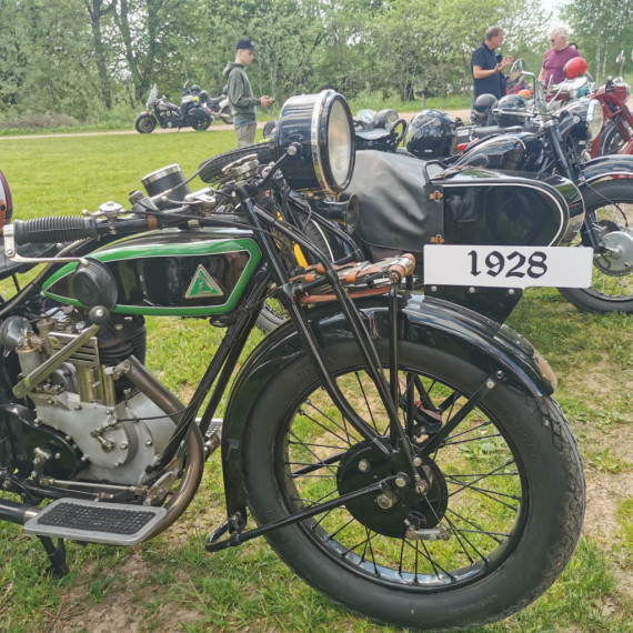 Retro motociklu entuziasti atklāj sezonu un viesojas Ķeipenes kinostacijā
