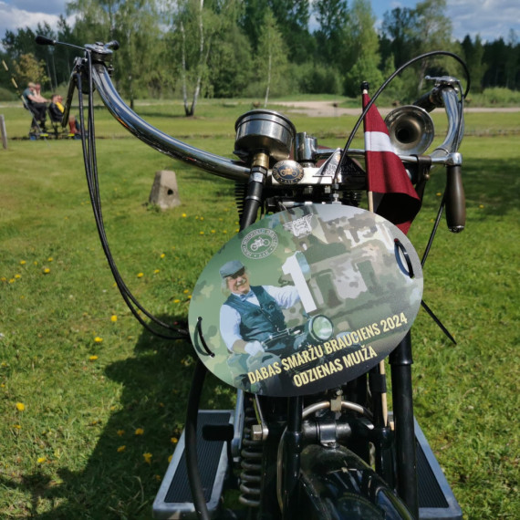Retro motociklu entuziasti atklāj sezonu un viesojas Ķeipenes kinostacijā