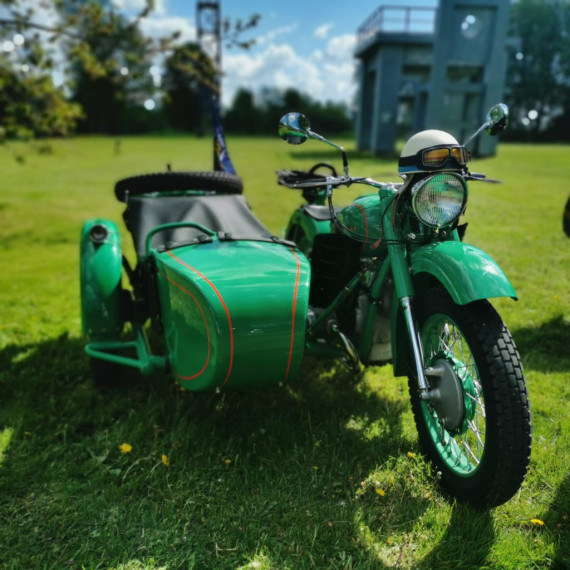 Retro motociklu entuziasti atklāj sezonu un viesojas Ķeipenes kinostacijā