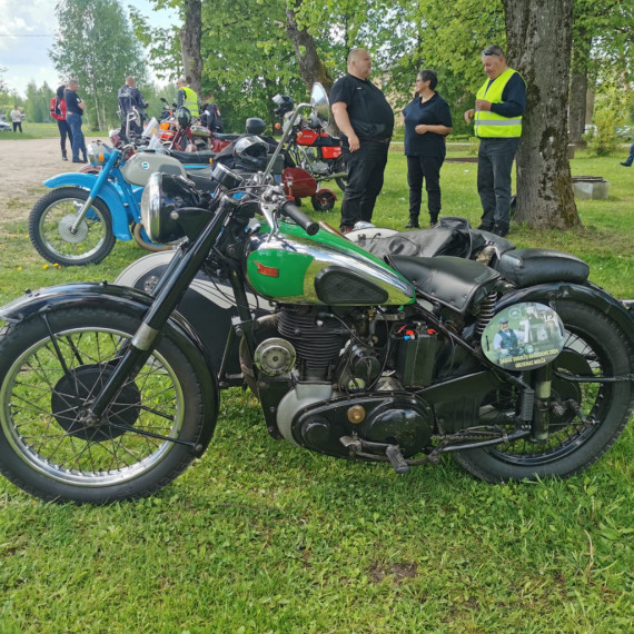 Retro motociklu entuziasti atklāj sezonu un viesojas Ķeipenes kinostacijā