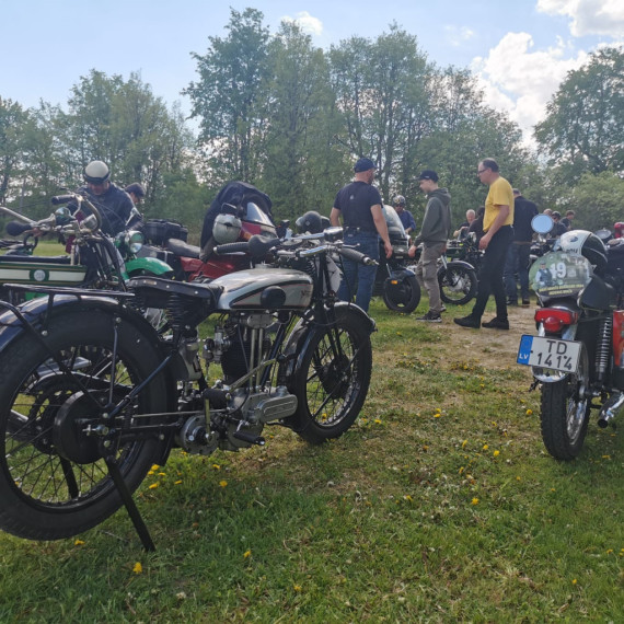 Retro motociklu entuziasti atklāj sezonu un viesojas Ķeipenes kinostacijā
