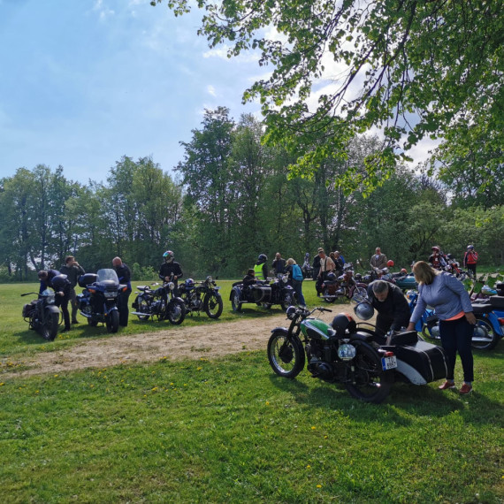 Retro motociklu entuziasti atklāj sezonu un viesojas Ķeipenes kinostacijā
