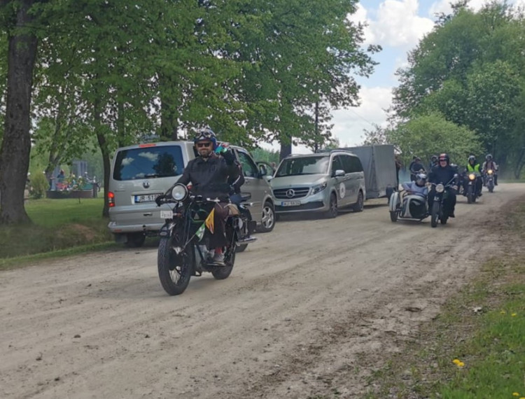 Retro motociklu entuziasti atklāj sezonu un viesojas Ķeipenes kinostacijā