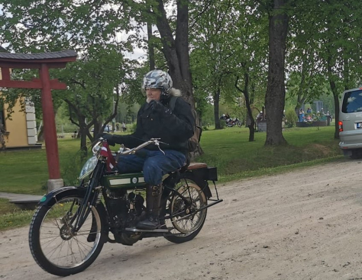 Retro motociklu entuziasti atklāj sezonu un viesojas Ķeipenes kinostacijā