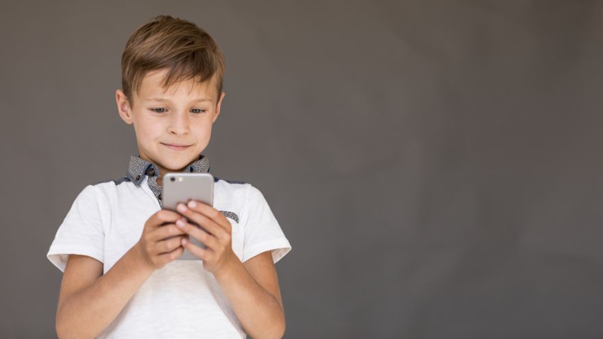 Mazi bērni vieni paši internetā – trešdaļa vecāku nekontrolē saturu