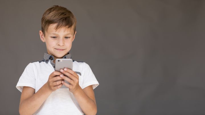 Mazi bērni vieni paši internetā – trešdaļa vecāku nekontrolē saturu