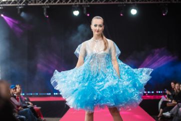 Attēls rakstam: Foto: Ar modes skati aktualizē tekstila šķirošanu