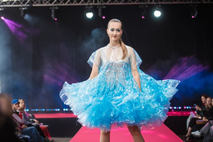 Foto: Ar modes skati aktualizē tekstila šķirošanu