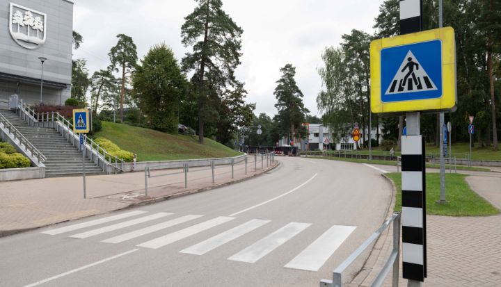 Uz vairākām dienām slēgs autotransporta satiksmi iepretim domes ēkai Ogrē 