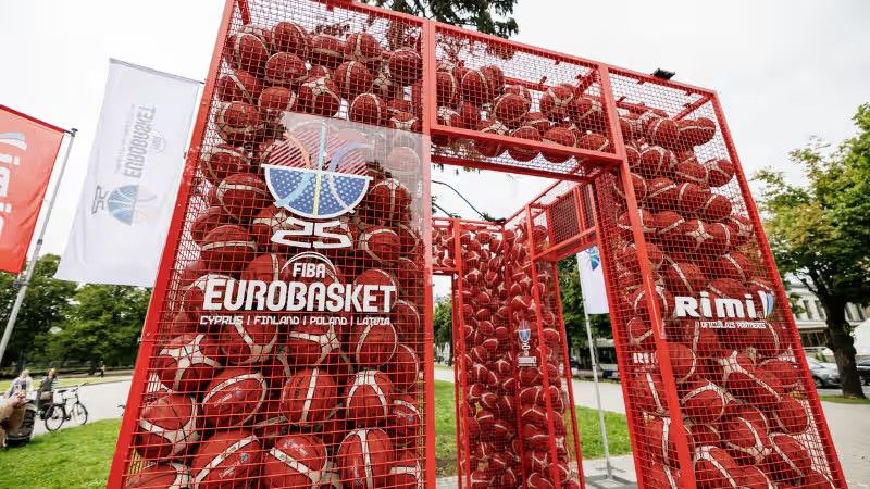 Vairāk nekā 700 basketbola bumbu no "Eurobasket" arkas Rīgā ceļos uz 50 skolām Latvijā, tostarp Ogres novadā