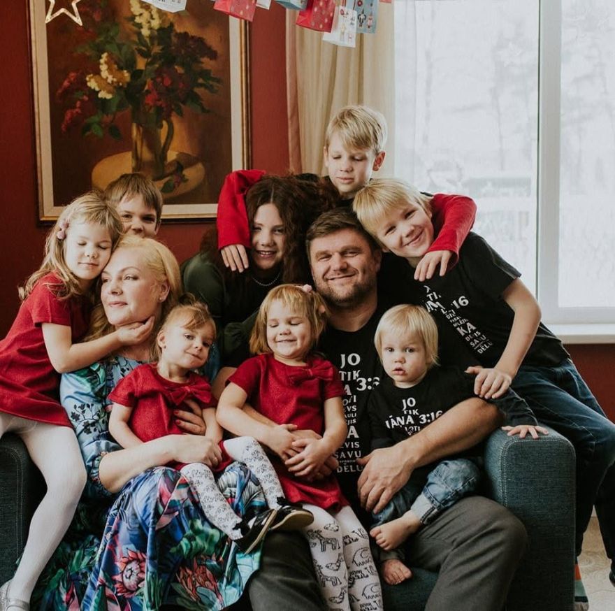 Deviņu bērnu tēvs Kaspars Ozoliņš pēc vēlēšanām: “Ja tu mīli Latviju, piedzemdē vismaz trīs bērnus!”