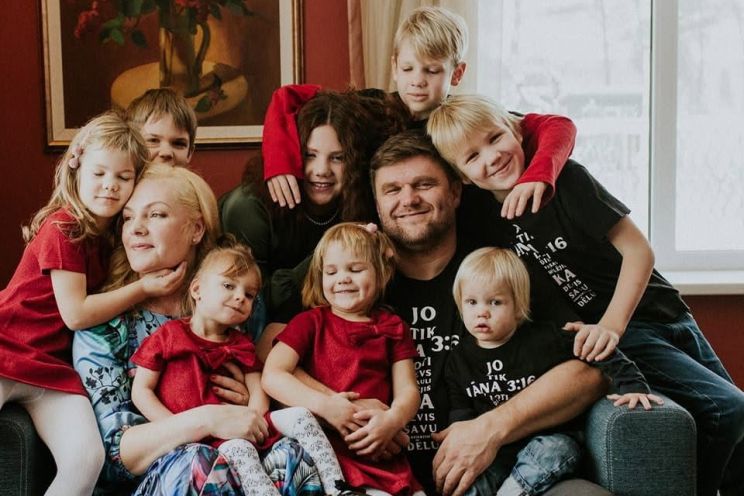 Attēls rakstam: Deviņu bērnu tēvs Kaspars Ozoliņš pēc vēlēšanām: “Ja tu mīli Latviju, piedzemdē vismaz trīs bērnus!”