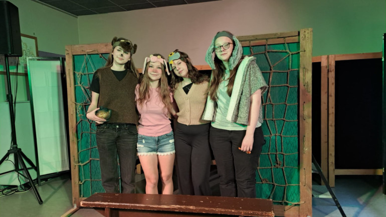 FOTO: Trīs Ogres novada izglītības iestāžu teātru kolektīvi veiksmīgi pārstāv novadu festivālā "... un es iešu un iešu!"