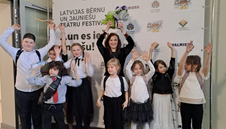 FOTO: Trīs Ogres novada izglītības iestāžu teātru kolektīvi veiksmīgi pārstāv novadu festivālā "... un es iešu un iešu!"