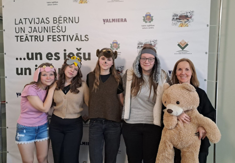 FOTO: Trīs Ogres novada izglītības iestāžu teātru kolektīvi veiksmīgi pārstāv novadu festivālā "... un es iešu un iešu!"