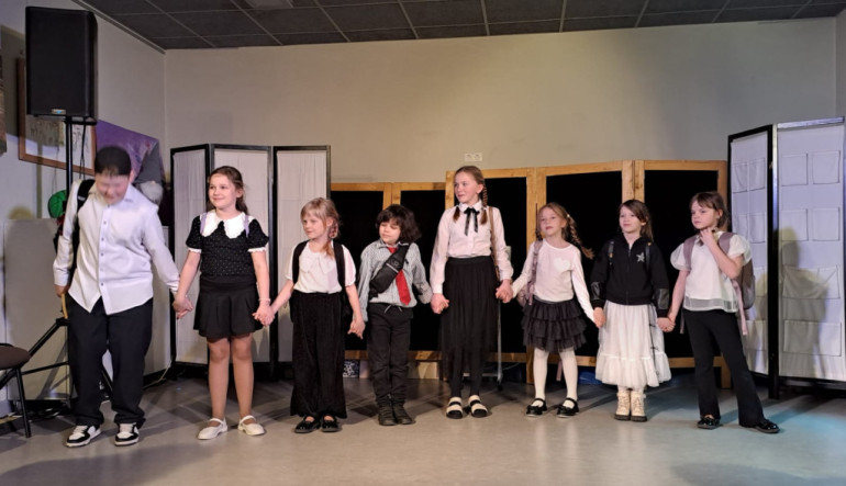 FOTO: Trīs Ogres novada izglītības iestāžu teātru kolektīvi veiksmīgi pārstāv novadu festivālā "... un es iešu un iešu!"