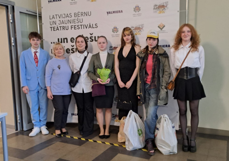 FOTO: Trīs Ogres novada izglītības iestāžu teātru kolektīvi veiksmīgi pārstāv novadu festivālā "... un es iešu un iešu!"