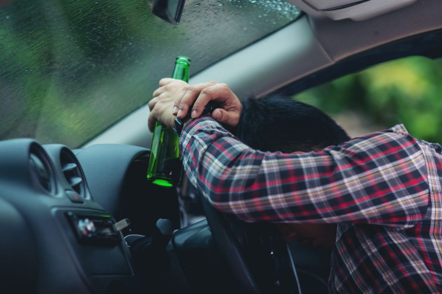 Narkologs: Alkohola ietekmē zūd uztvere par to, cik droši es varu braukt