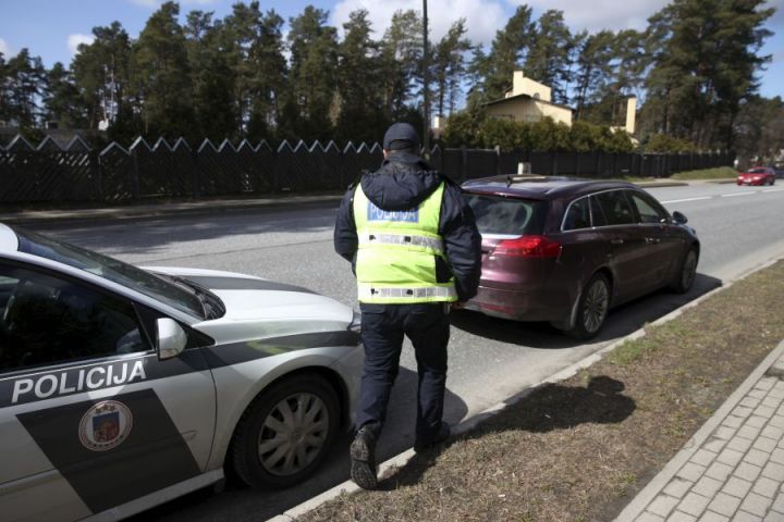 Policija turpinās pastiprinātas pārbaudes uz ceļiem