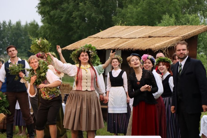 Ogres teātris dodas viesizrādēs ar brīvdabas uzvedumu “Skroderdienas Silmačos”
