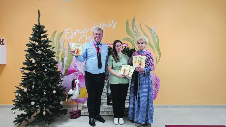 Slimnīca tradīcijas turpina: Katram jaundzimušajam – tautasdziesmu grāmata