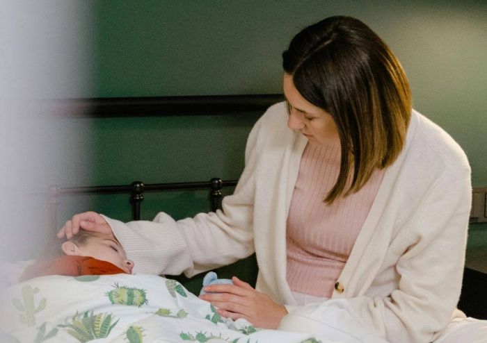 Bērnam drudzis? Ārsti pirms svētkiem atgādina par mājas aptieciņas papildināšanu