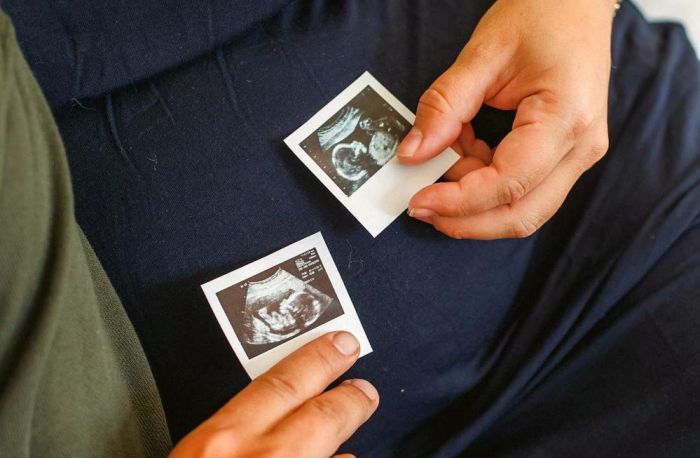Sievietes ķermenī atrodas, aug un attīstās cita būtne