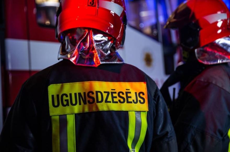 No degošas ēkas Ogrē paspēj evakuēties cilvēks
