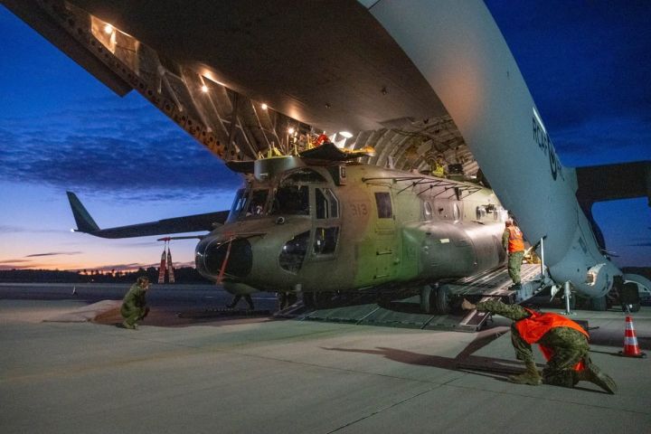 Latvijā nogādāti divi "CH-147 Chinook" helikopteri no Kanādas