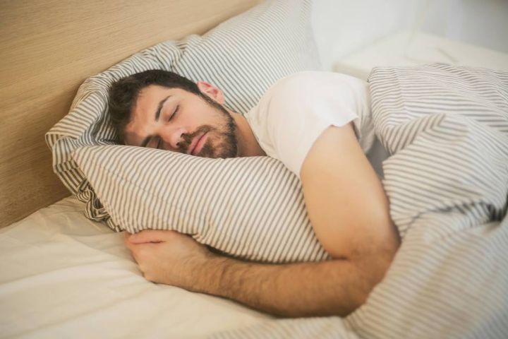 Aptauja: Trešdaļa iedzīvotāju diennaktī guļ mazāk stundu, nekā ieteicams