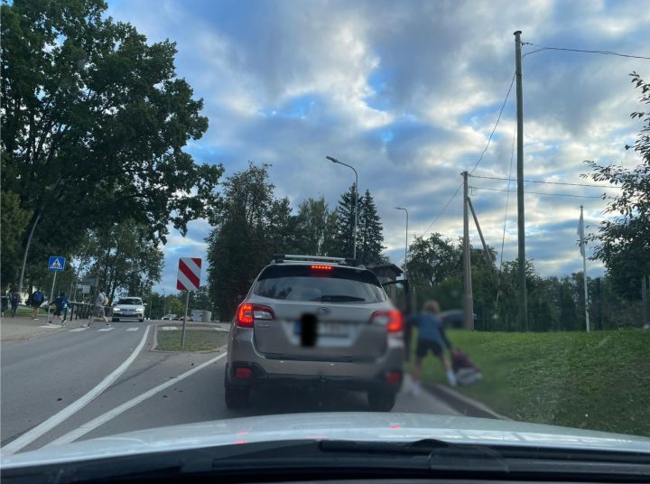“Bērns izripoja uz braucamās daļas!" Vecāki nobažījušies par braukšanas kultūru pie Ikšķiles skolas