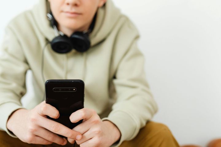 Vecāku un speciālistu organizācijas aicina ieviest viedierīču lietošanas ierobežojumus arī 7.–12. klasē
