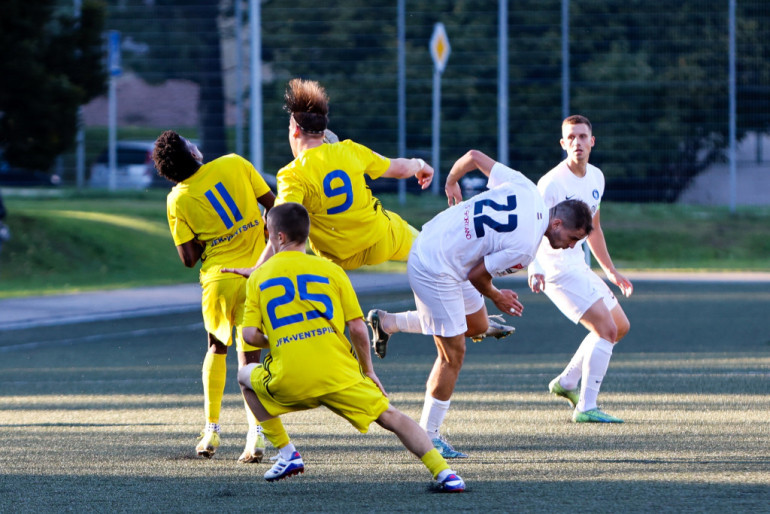 FOTO: Ogres futbolisti izcīna fantastisku uzvaru