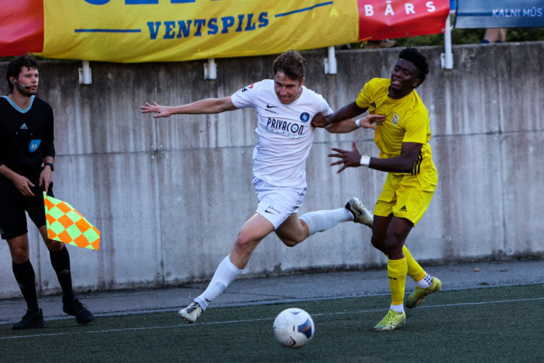 FOTO: Ogres futbolisti izcīna fantastisku uzvaru