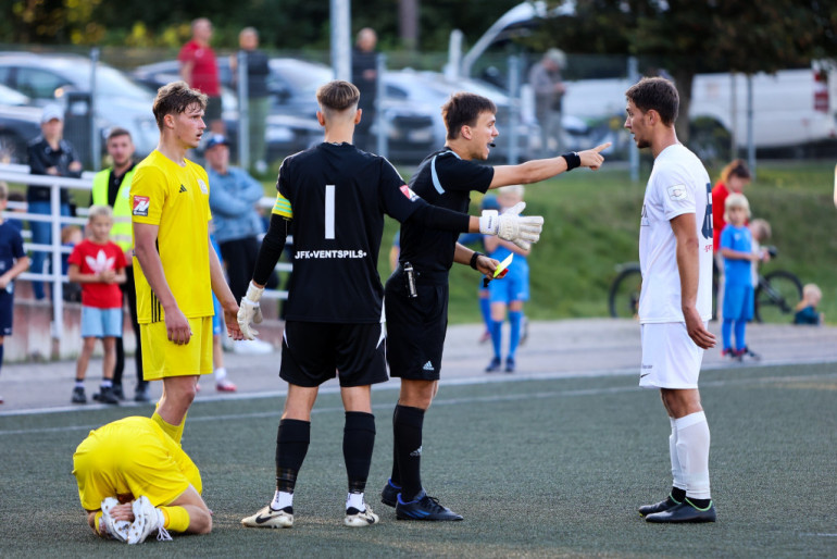 FOTO: Ogres futbolisti izcīna fantastisku uzvaru