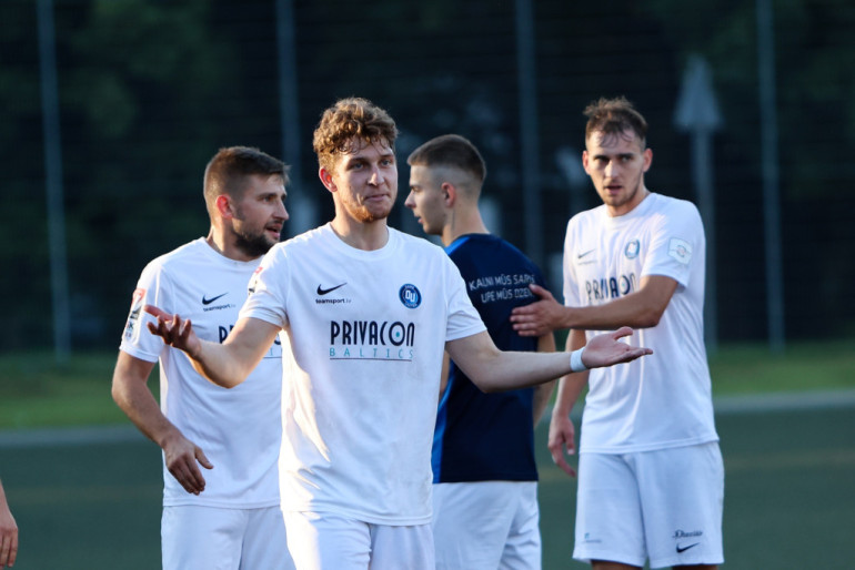 FOTO: Ogres futbolisti izcīna fantastisku uzvaru
