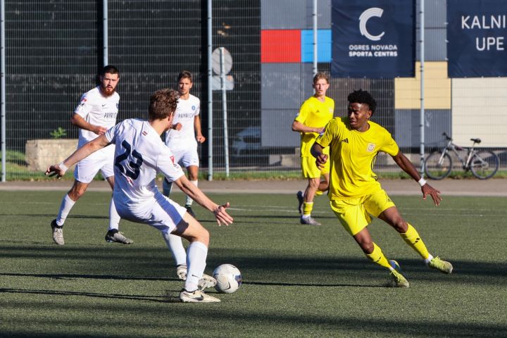 FOTO: Ogres futbolisti izcīna fantastisku uzvaru