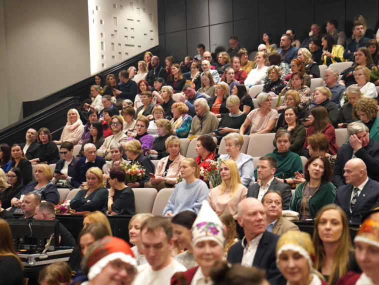 Foto: Dziesmas, teātris un radošums – Ogres novadā godināti gada kultūras laureāti