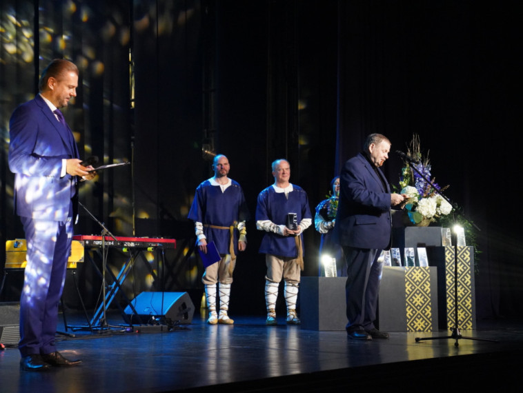 Foto: Dziesmas, teātris un radošums – Ogres novadā godināti gada kultūras laureāti