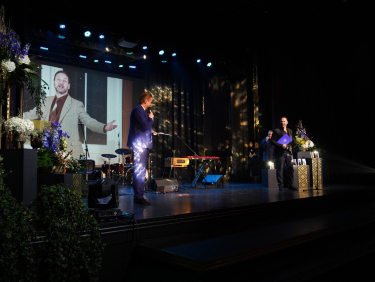 Foto: Dziesmas, teātris un radošums – Ogres novadā godināti gada kultūras laureāti