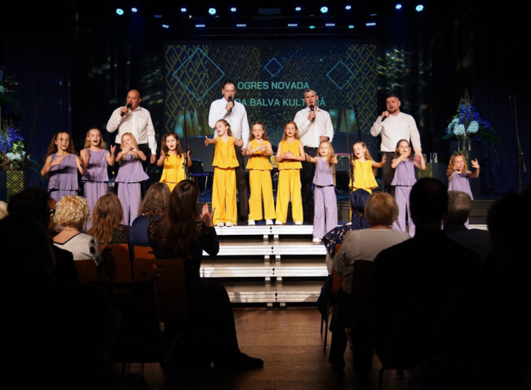 Foto: Dziesmas, teātris un radošums – Ogres novadā godināti gada kultūras laureāti