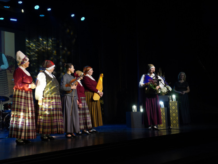 Foto: Dziesmas, teātris un radošums – Ogres novadā godināti gada kultūras laureāti