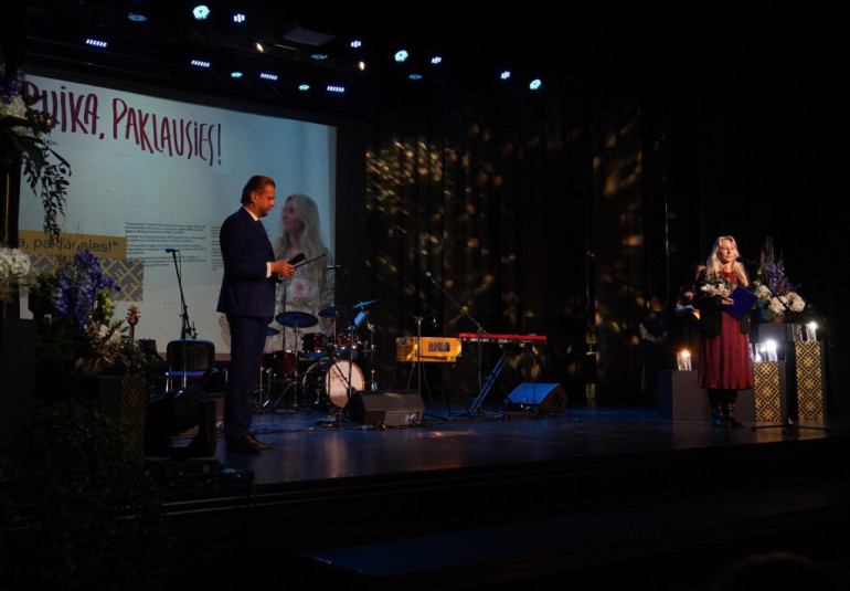 Foto: Dziesmas, teātris un radošums – Ogres novadā godināti gada kultūras laureāti