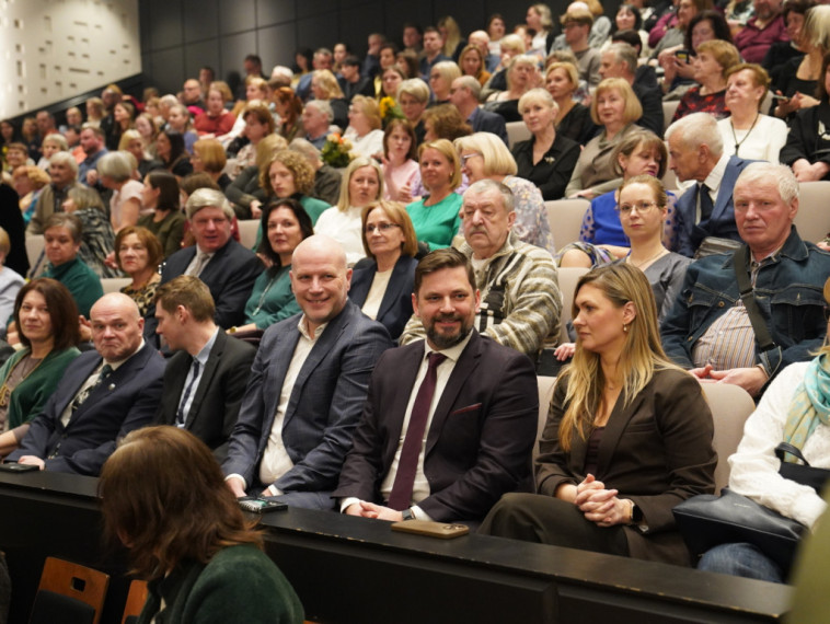 Foto: Dziesmas, teātris un radošums – Ogres novadā godināti gada kultūras laureāti