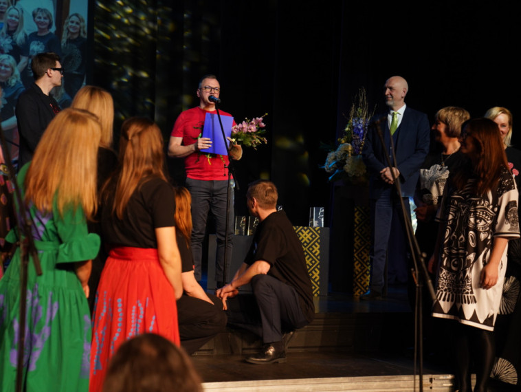 Foto: Dziesmas, teātris un radošums – Ogres novadā godināti gada kultūras laureāti